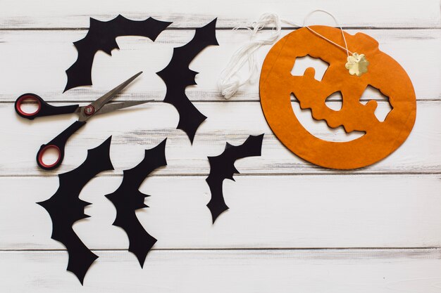 Free photo little bats and pumpkin made of paper