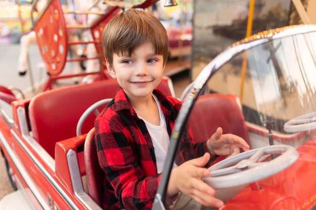 Ragazzino nel parco divertimenti