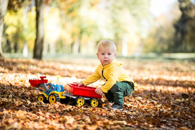 Маленький мальчик в Осеннем парке