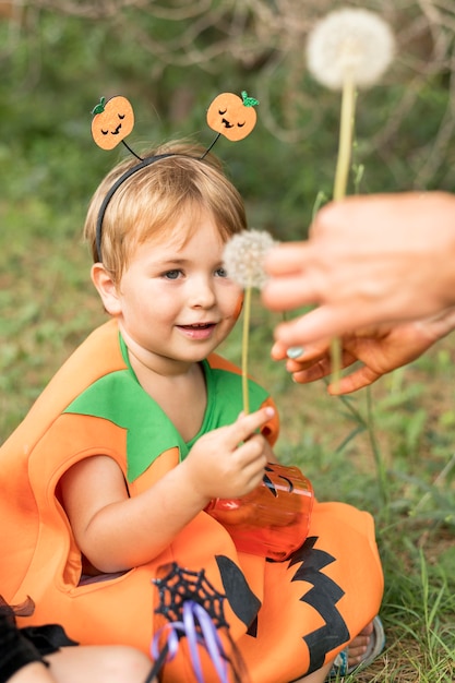 ハロウィーンのために衣装を着た小さな男の子