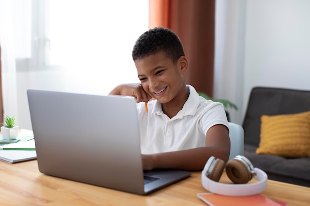 Маленький мальчик учится в школе онлайн