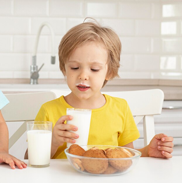 牛乳を飲む少年