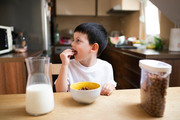 自宅で朝食を持っている小さな男の子