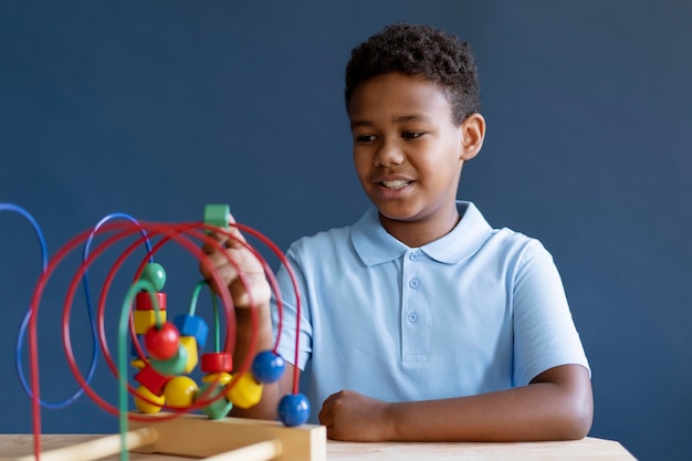 Free photo little boy having an occupational therapy session