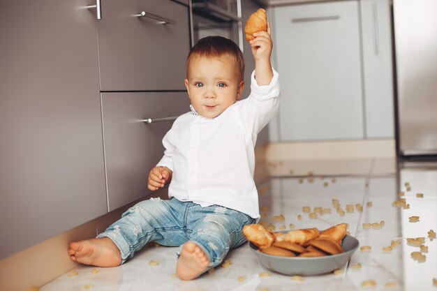 自宅で小さな男の子