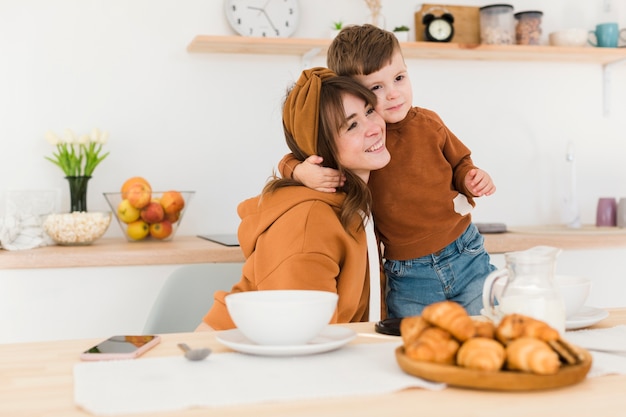 Foto gratuita ragazzino che abbraccia sua madre