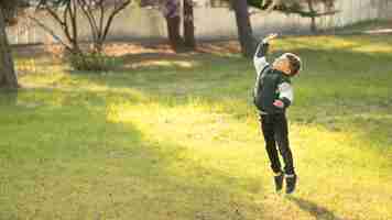 무료 사진 어린 소년 점프
