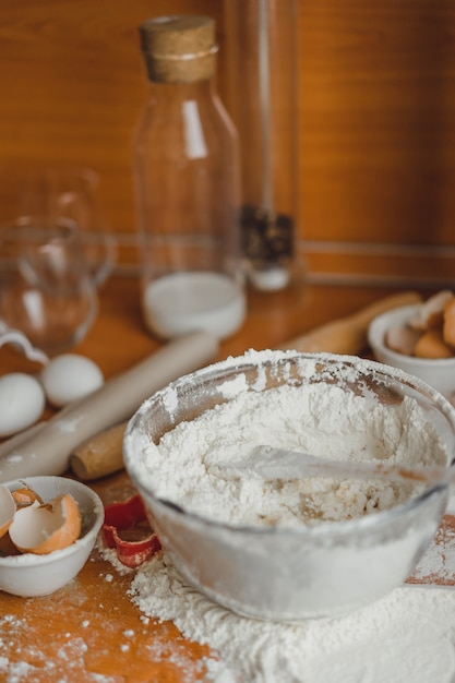 Foto gratuita il ragazzino in cucina aiuta la mamma a cucinare. il bambino è coinvolto nella cottura.