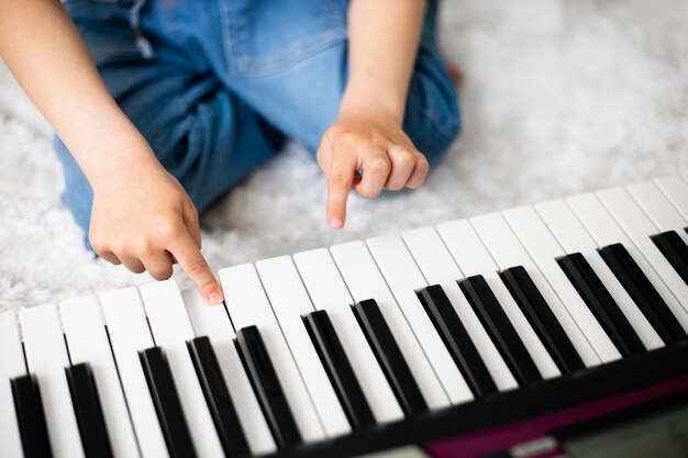 피아노를 연주하는 방법을 배우는 어린 소년