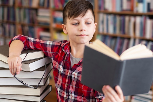 Ragazzino in biblioteca