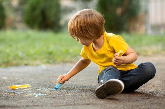 公園の描画の小さな男の子