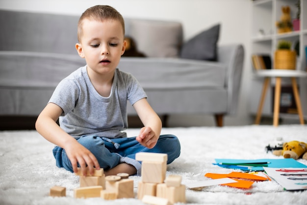 無料写真 家で遊んでいる小さな男の子