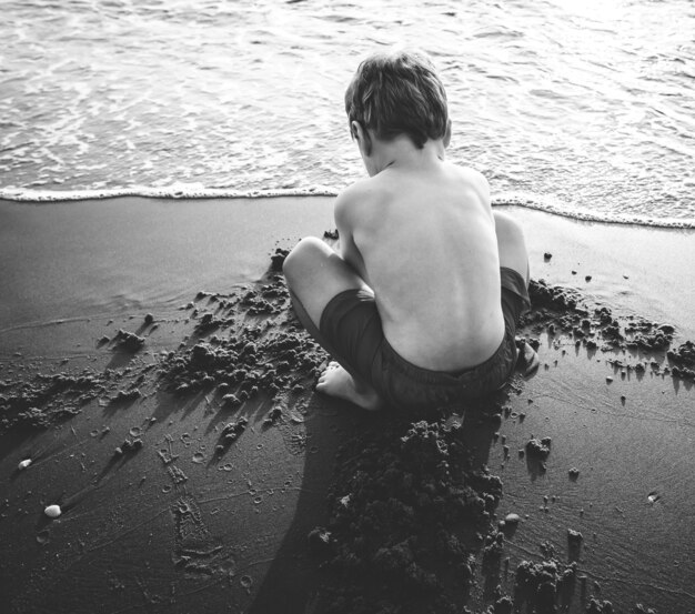 砂の中で遊んでいる少年