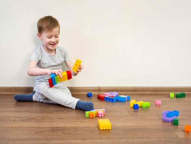 カラフルな積み木で遊ぶ少年