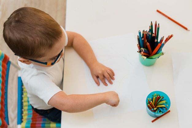 Free photo little boy playing