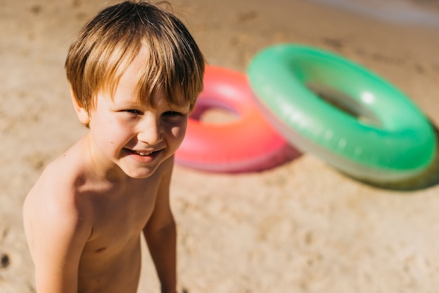 Free photo little boy on sandy seaside