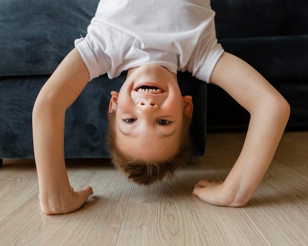 Foto gratuita ragazzino in piedi tra le sue braccia