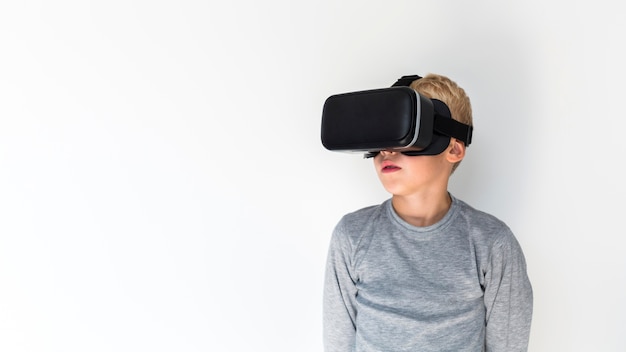 Маленький мальчик, используя очки виртуальной реальности