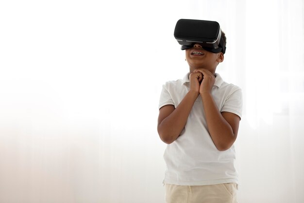 Маленький мальчик в очках виртуальной реальности