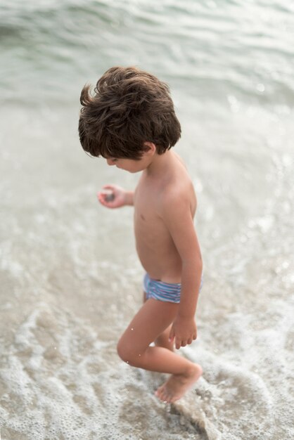 해변을 걷고 어린 소년