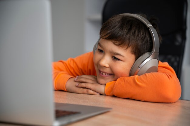 Маленький мальчик смотрит фильмы на ноутбуке