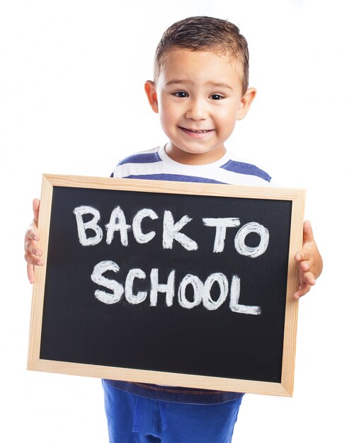 「学校に戻って」というメッセージと黒板と小さな男の子