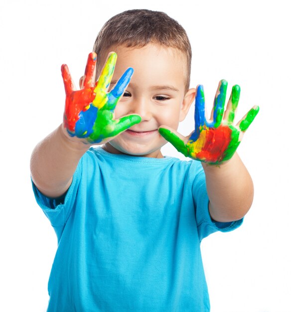 絵を塗った手を持つ小さな男の子
