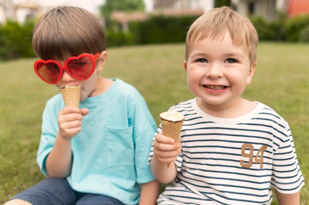 아이스크림을 즐기는 작은 소년