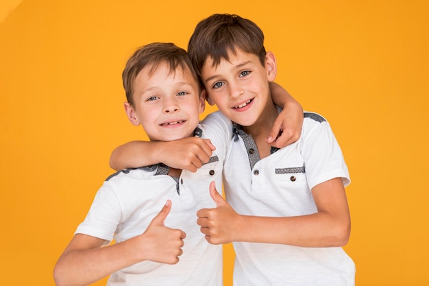 Foto gratuita piccoli fratelli che si tengono