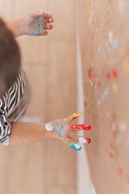 Piccolo bambino che dipinge come un artista