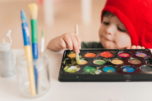 Piccolo bambino che dipinge come un artista