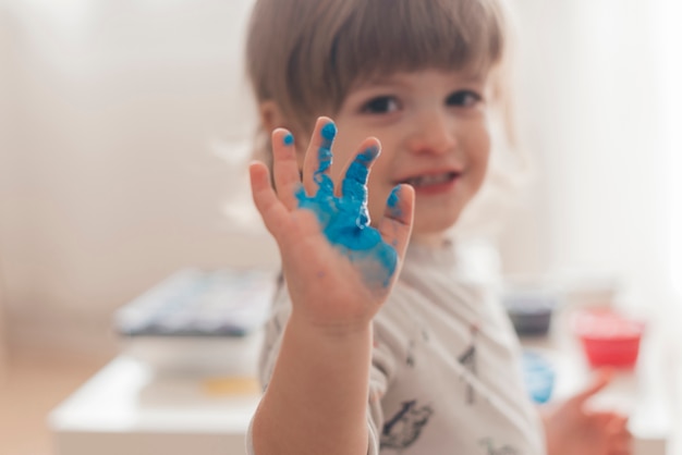 Free photo little child painting like an artist