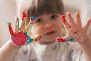 Foto gratuita piccolo bambino che dipinge come un artista