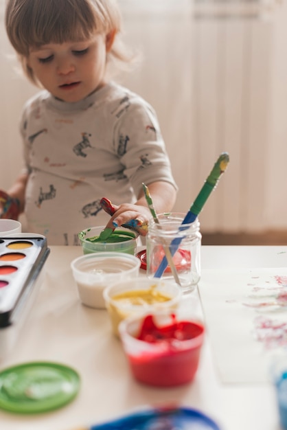 Free photo little child painting like an artist