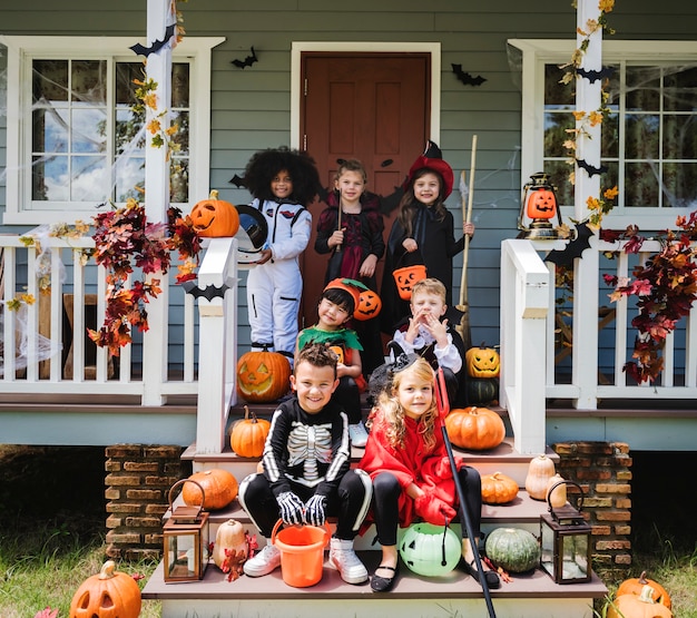 ハロウィンの衣装を着た子供たち