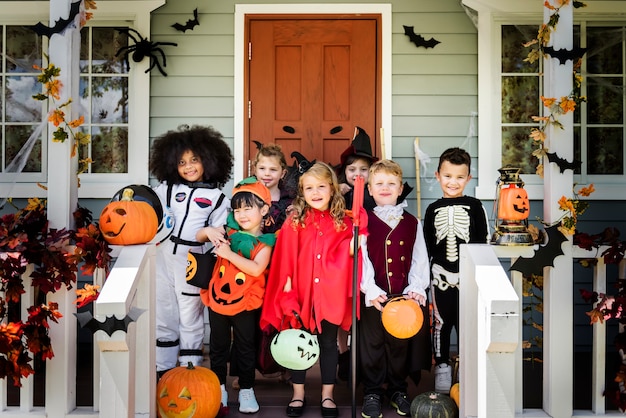 ハロウィンの衣装を着た子供たち