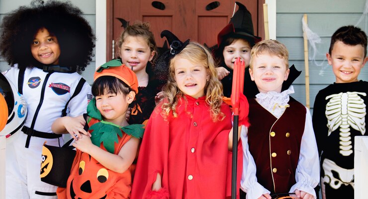 Free Photo little children in halloween costumes