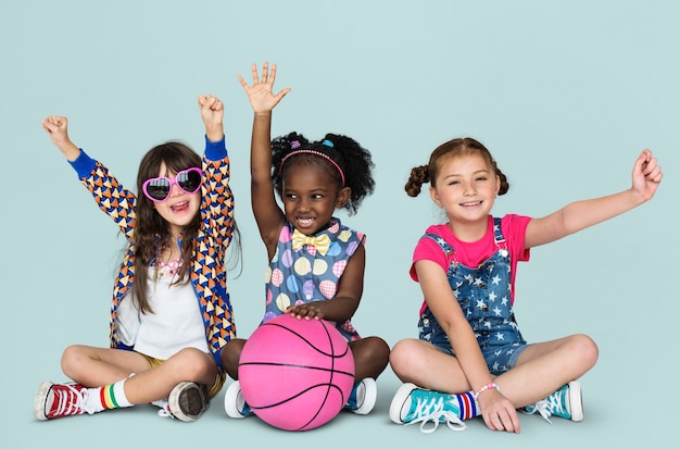Бесплатное фото Маленькие дети спорт баскетбол активный