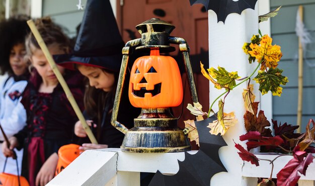 小さな子供たちがハロウィンでトリックやトリートメント