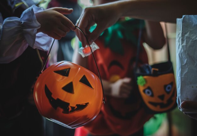 小さな子供たちがハロウィンでトリックやトリートメント