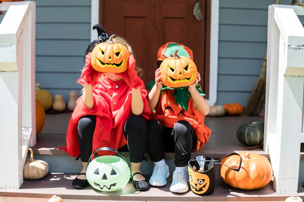 小さな子供たちがハロウィンでトリックやトリートメント