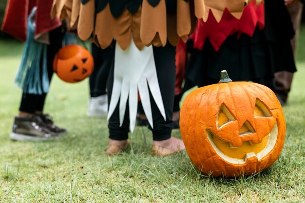 小さな子供たちがハロウィンでトリックやトリートメント