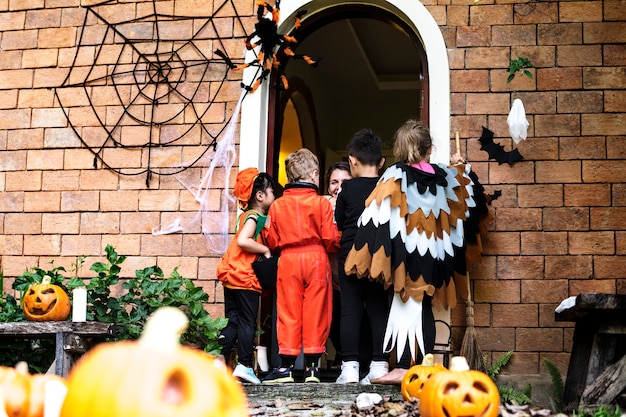 小さな子供たちがハロウィンでトリックやトリートメント