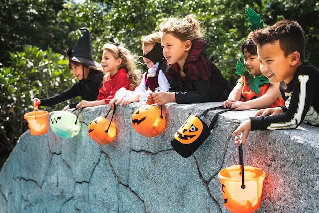 小さな子供たちがハロウィンでトリックやトリートメント