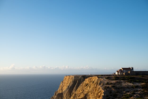 ポルトガル、エスピシェル岬の岩の上の小さな教会
