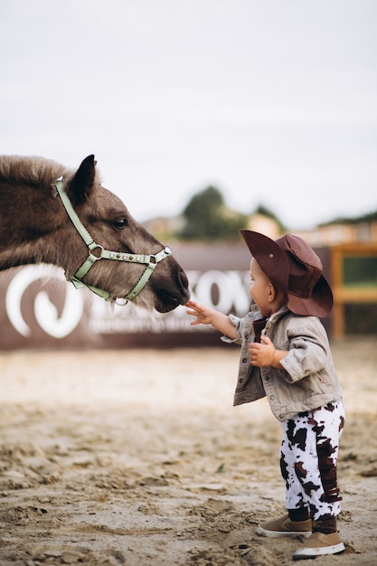 Foto gratuita piccolo cowboy al ranch