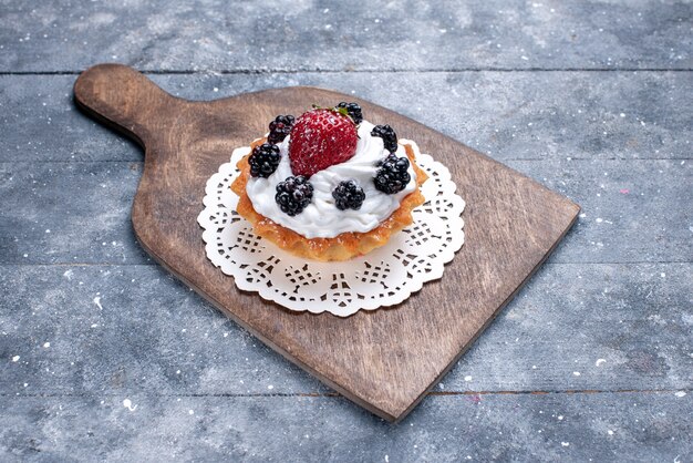 маленький вкусный торт со сливками и ягодами на светлом полу торт бисквит сладкий сахар фото выпечка ягода