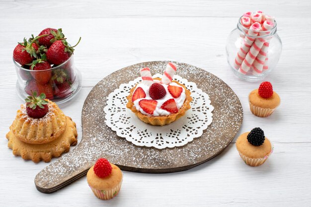 크림과 얇게 썬 딸기 케이크와 함께 작은 맛있는 케이크 흰색 바닥 케이크 베리 달콤한 구워 과일 빵