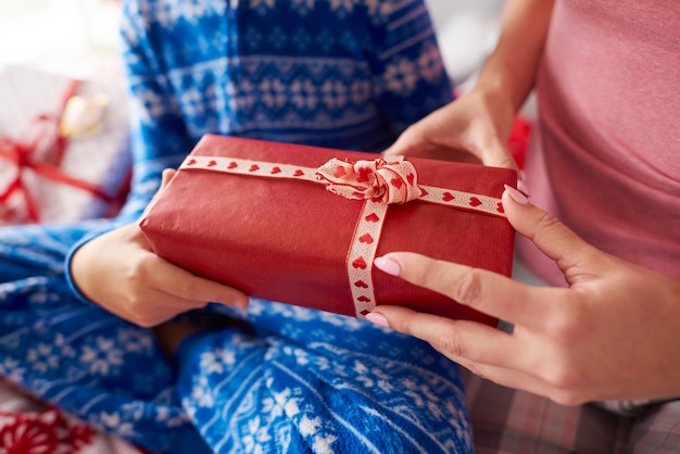 Foto gratuita piccolo regalo pieno d'amore a natale