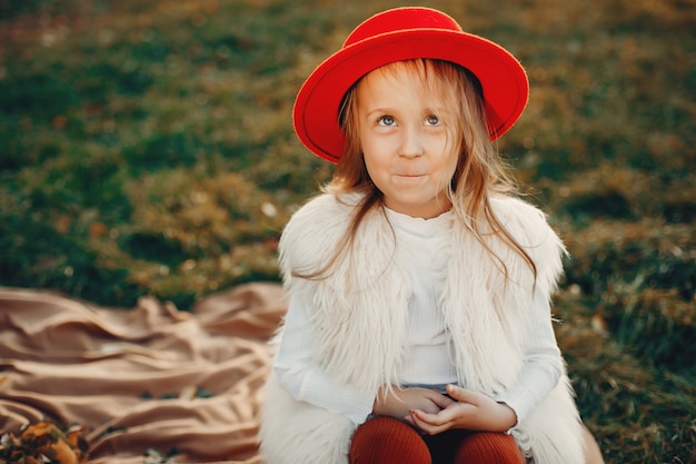 Free photo little girl in autumn park